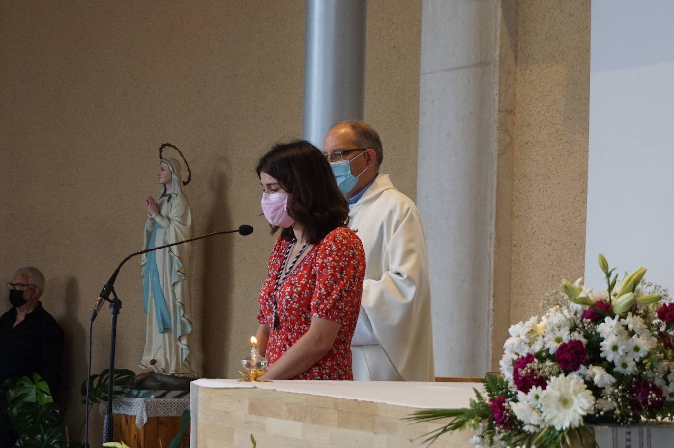 La familia Villarreal posa delante de la talla de San Antonio instantes previos a realizar la ofrenda floral. 