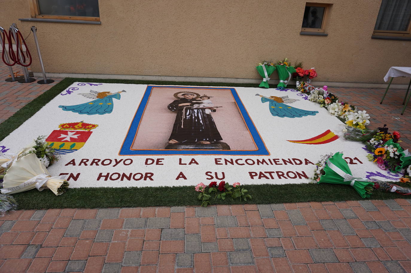 La familia Villarreal posa delante de la talla de San Antonio instantes previos a realizar la ofrenda floral. 