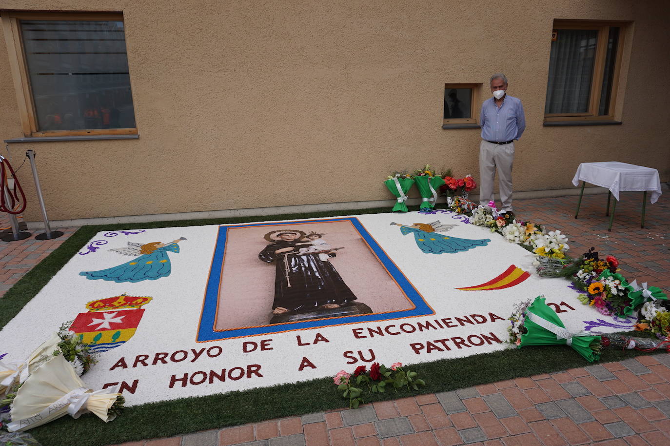 La familia Villarreal posa delante de la talla de San Antonio instantes previos a realizar la ofrenda floral. 