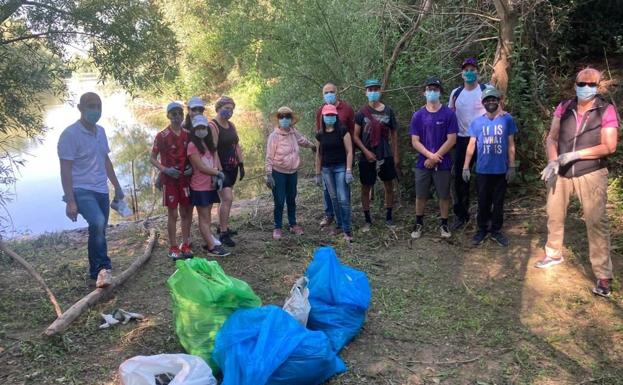 Los participantes en la iniciativa llenaron varios sacos de basuraleza. 