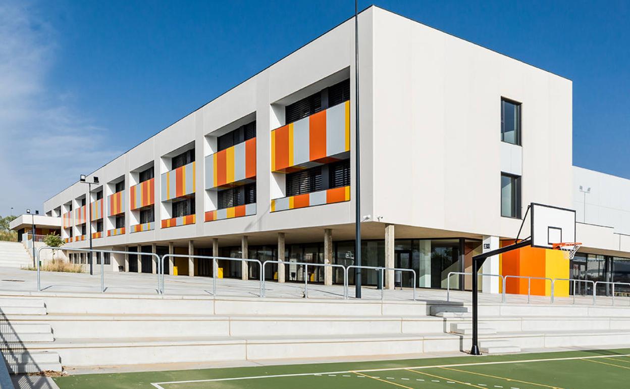 IESO de Arroyo en el que la Dirección Provincial de Educación de la Junta de Castilla y León deberá solventar el conflicto generado y resolver las reclamaciones de los padres de alumnos afectados por el error de forma. 