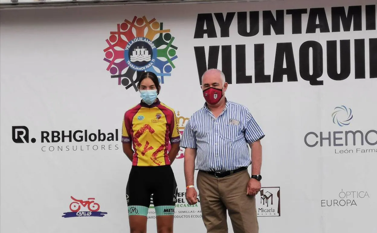Estela Domínguez posa en el podio como campeona regional de ciclismo en ruta junior. 
