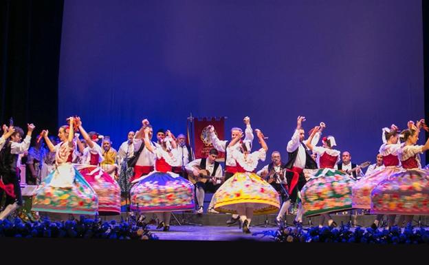 Grupo folklórico representando a la región de Murcia en la última edición del festival arroyano en julio de 2019. 