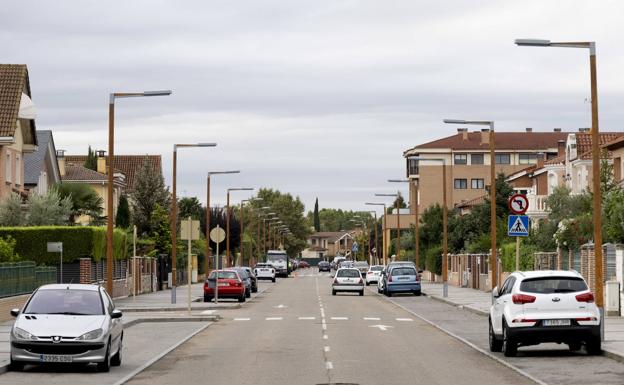 Amplios espacios para los peatones, el aparcamiento y la calzada definen la zona. 