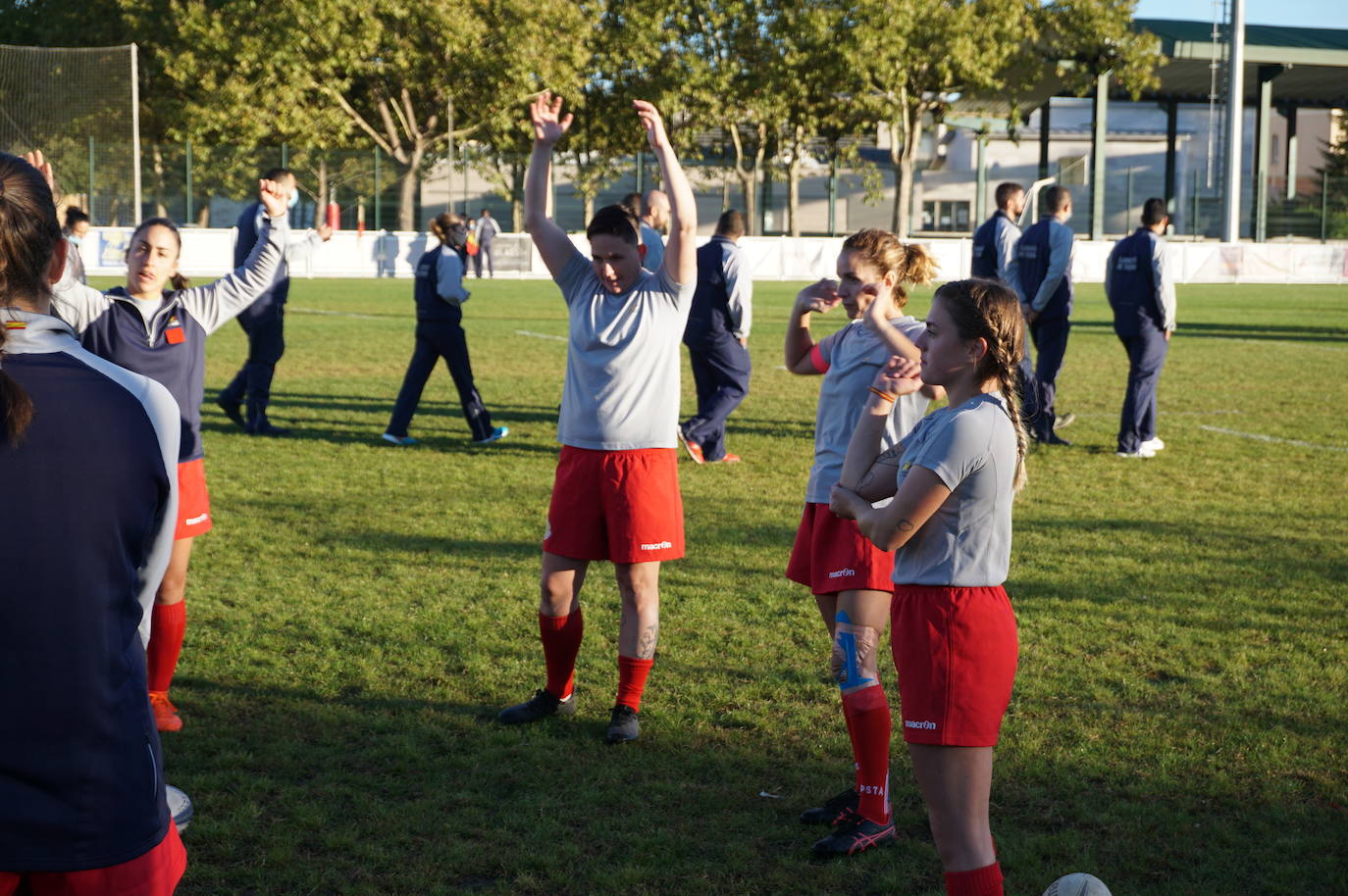 Durante todas las mañanas del pueste festivo se juegan los partidos en los campos de fútbol y rugby de La Vega, en Arroyo de la Encomienda. 