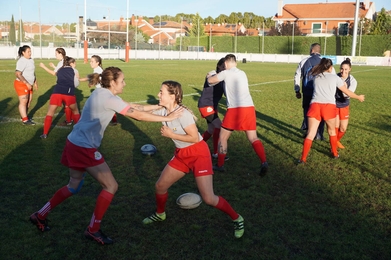 Durante todas las mañanas del pueste festivo se juegan los partidos en los campos de fútbol y rugby de La Vega, en Arroyo de la Encomienda. 