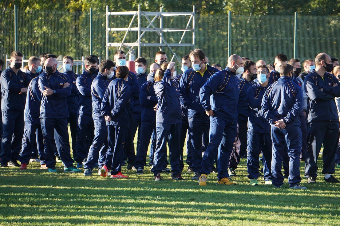 Durante todas las mañanas del pueste festivo se juegan los partidos en los campos de fútbol y rugby de La Vega, en Arroyo de la Encomienda. 