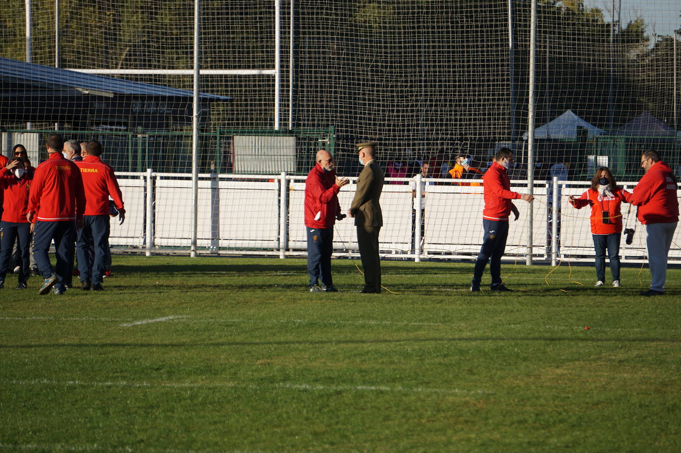Durante todas las mañanas del pueste festivo se juegan los partidos en los campos de fútbol y rugby de La Vega, en Arroyo de la Encomienda. 
