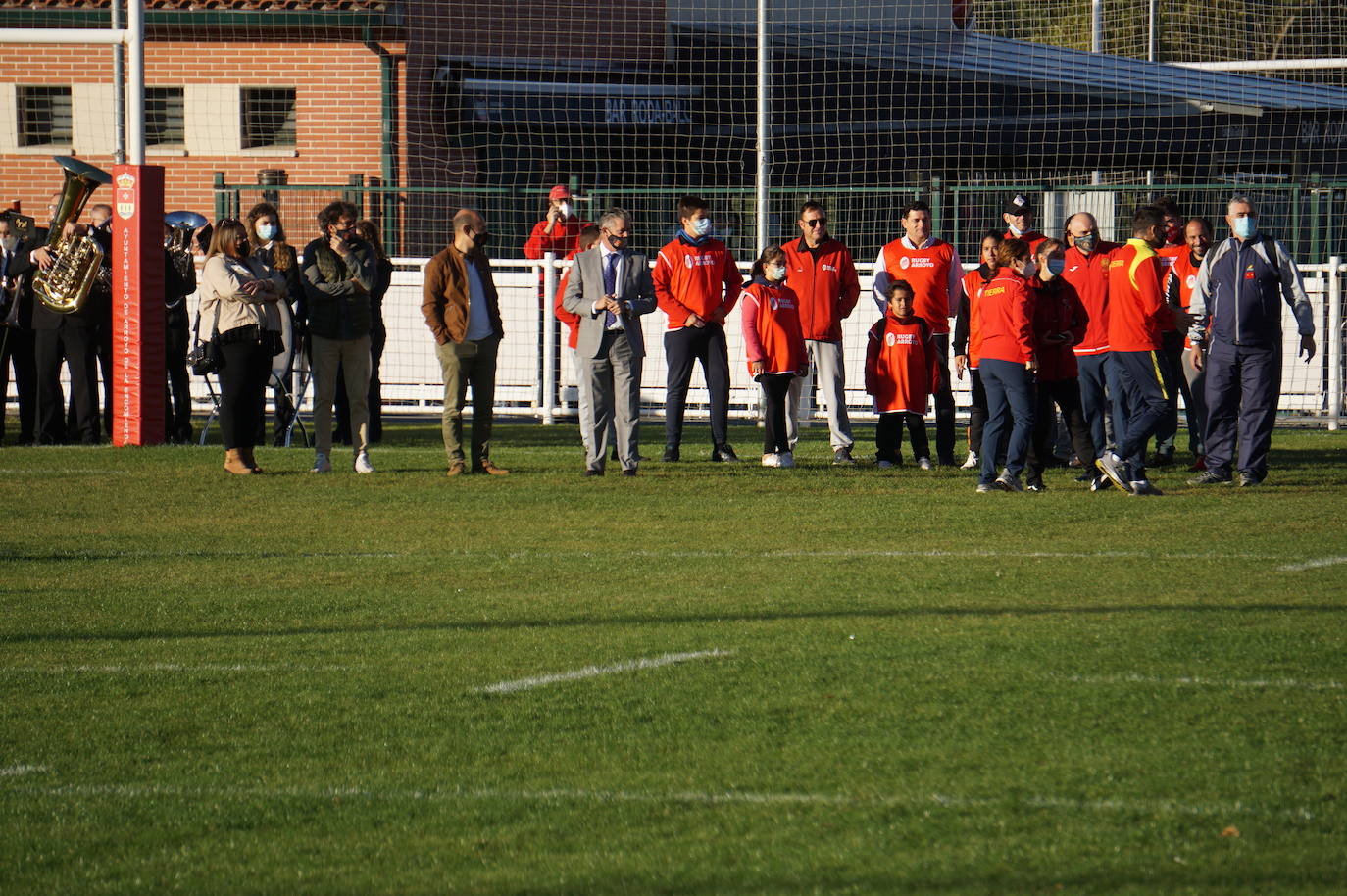 Durante todas las mañanas del pueste festivo se juegan los partidos en los campos de fútbol y rugby de La Vega, en Arroyo de la Encomienda. 