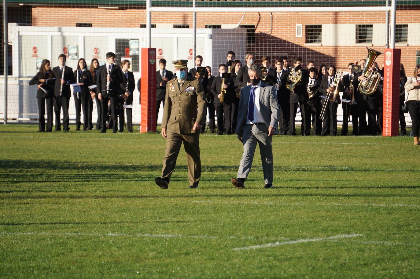 Durante todas las mañanas del pueste festivo se juegan los partidos en los campos de fútbol y rugby de La Vega, en Arroyo de la Encomienda. 