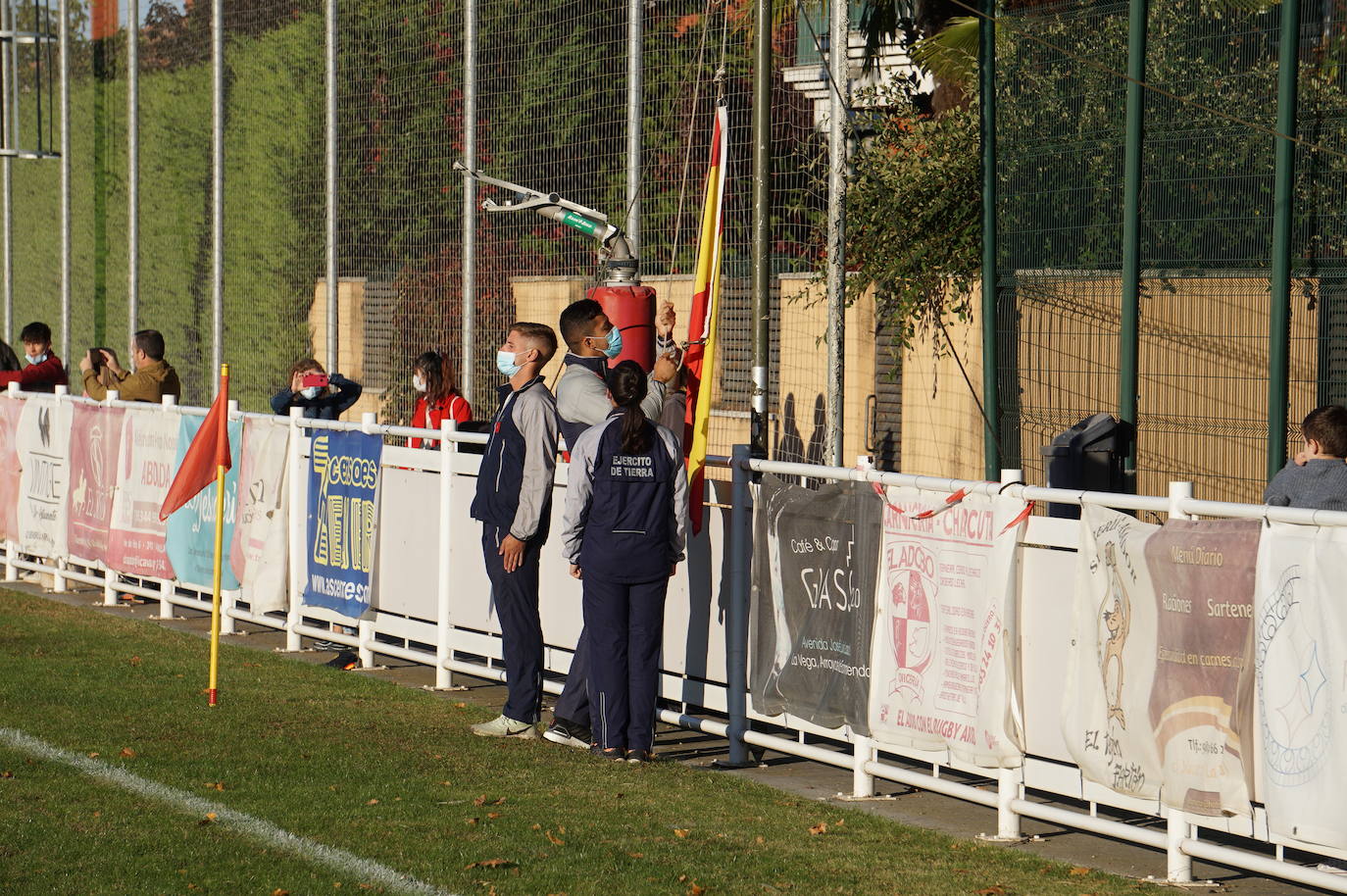 Durante todas las mañanas del pueste festivo se juegan los partidos en los campos de fútbol y rugby de La Vega, en Arroyo de la Encomienda. 