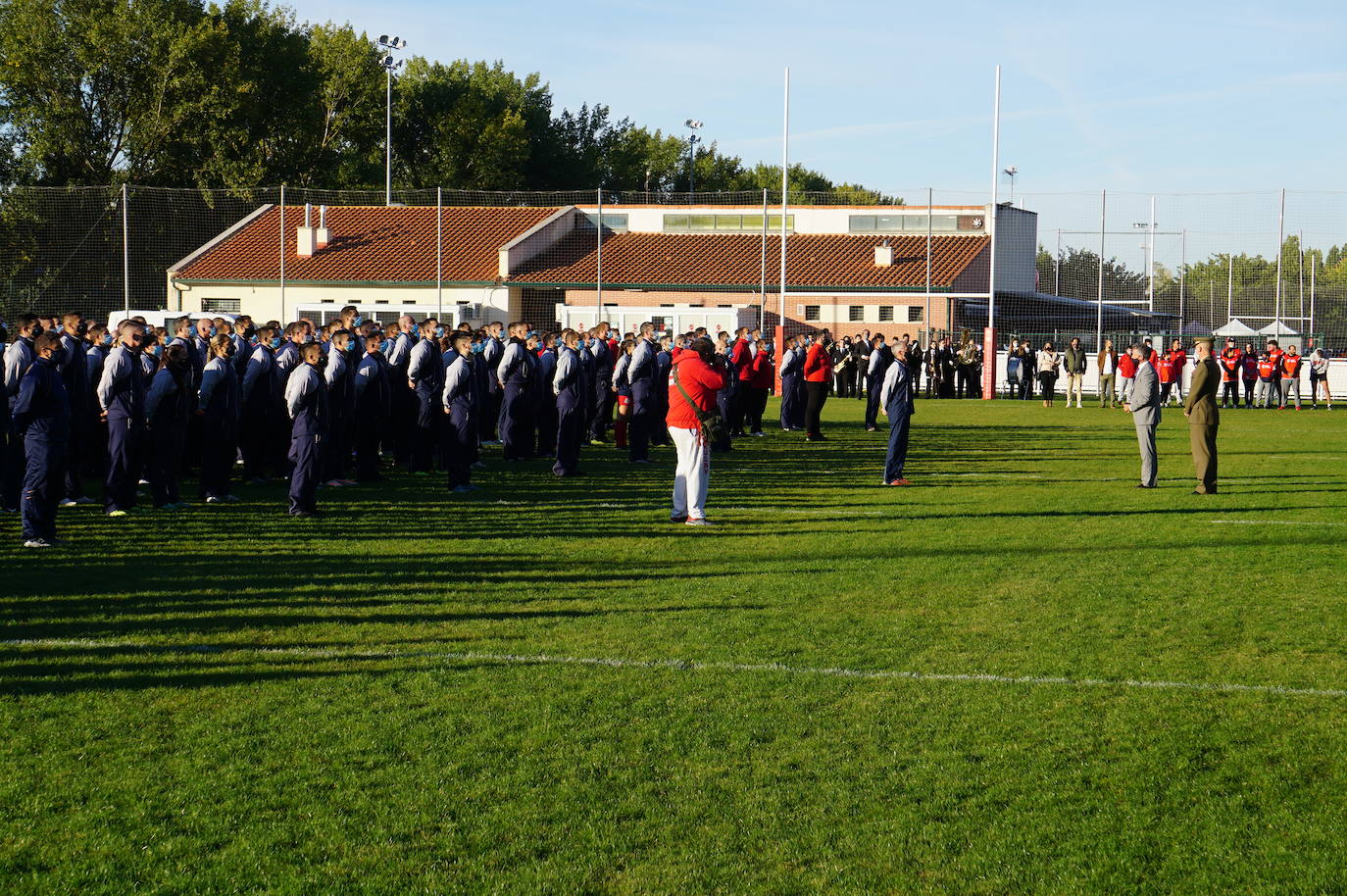 Durante todas las mañanas del pueste festivo se juegan los partidos en los campos de fútbol y rugby de La Vega, en Arroyo de la Encomienda. 