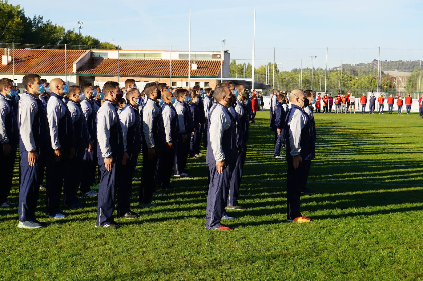Durante todas las mañanas del pueste festivo se juegan los partidos en los campos de fútbol y rugby de La Vega, en Arroyo de la Encomienda. 