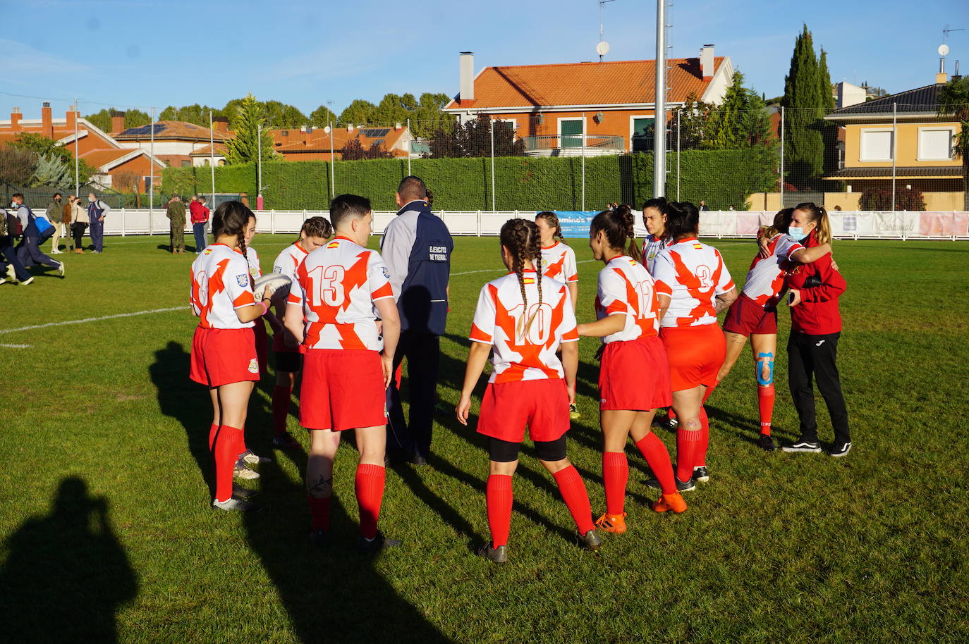 Durante todas las mañanas del pueste festivo se juegan los partidos en los campos de fútbol y rugby de La Vega, en Arroyo de la Encomienda. 