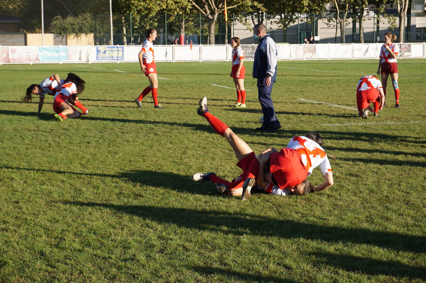 Durante todas las mañanas del pueste festivo se juegan los partidos en los campos de fútbol y rugby de La Vega, en Arroyo de la Encomienda. 