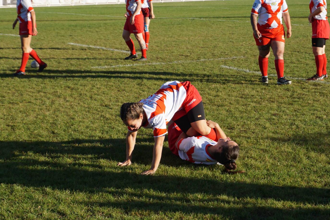Durante todas las mañanas del pueste festivo se juegan los partidos en los campos de fútbol y rugby de La Vega, en Arroyo de la Encomienda. 