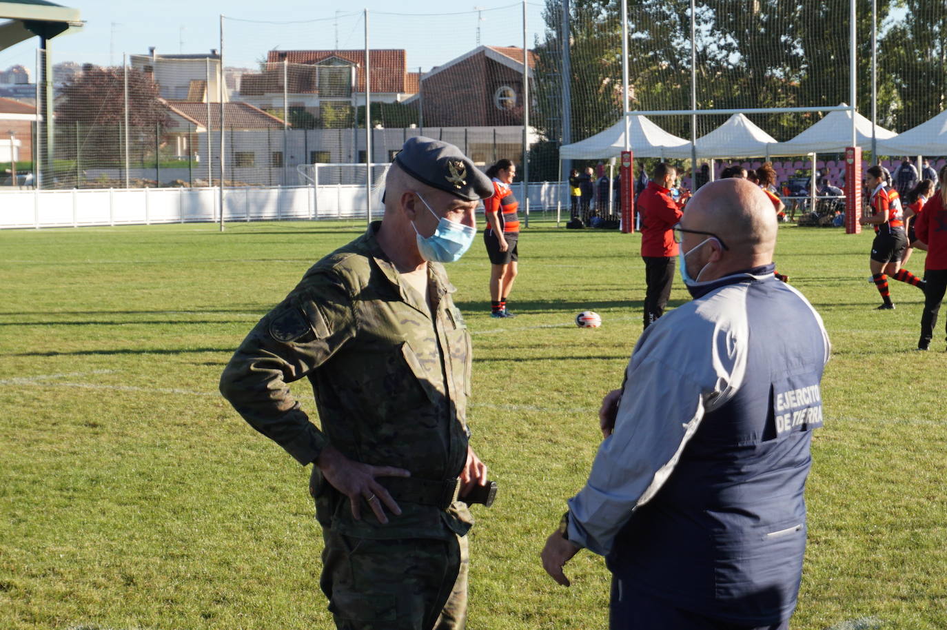 Durante todas las mañanas del pueste festivo se juegan los partidos en los campos de fútbol y rugby de La Vega, en Arroyo de la Encomienda. 