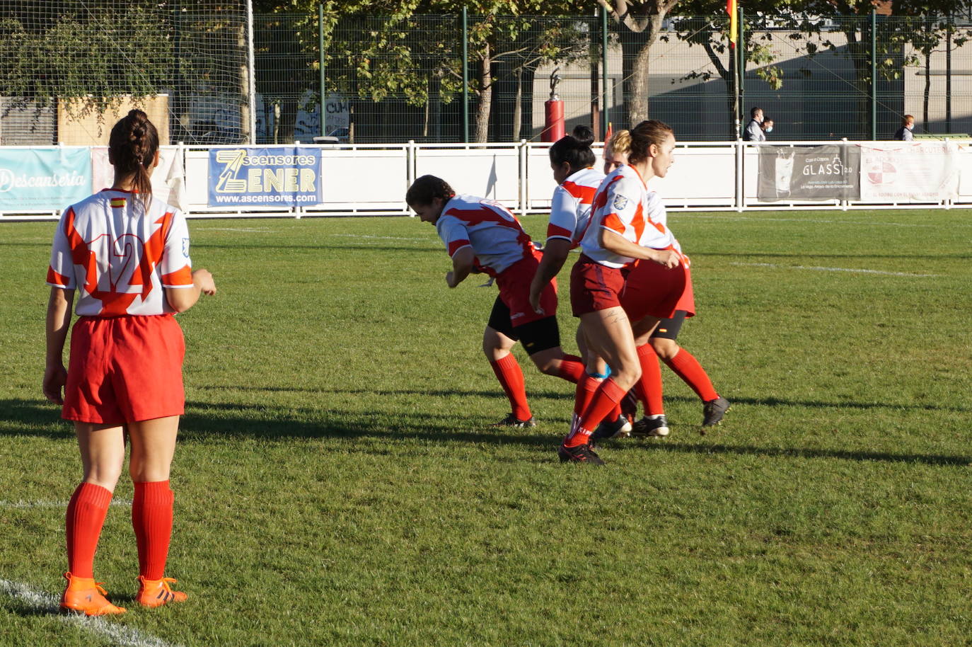 Durante todas las mañanas del pueste festivo se juegan los partidos en los campos de fútbol y rugby de La Vega, en Arroyo de la Encomienda. 