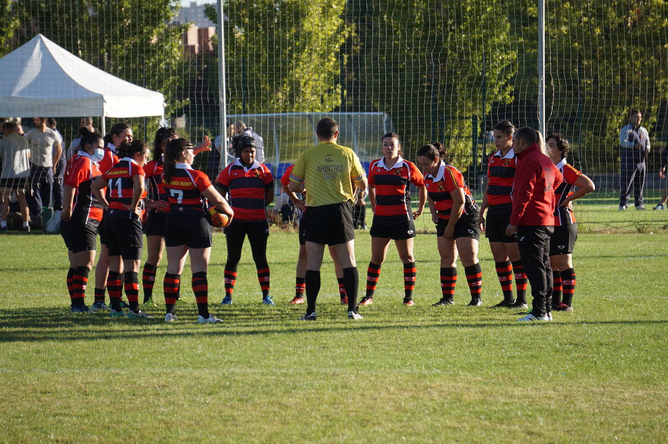 Durante todas las mañanas del pueste festivo se juegan los partidos en los campos de fútbol y rugby de La Vega, en Arroyo de la Encomienda. 