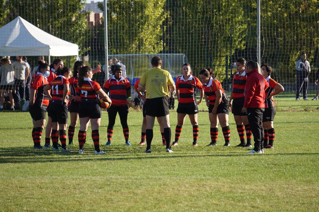 Durante todas las mañanas del pueste festivo se juegan los partidos en los campos de fútbol y rugby de La Vega, en Arroyo de la Encomienda. 