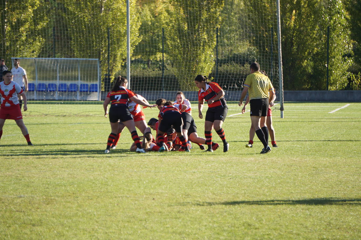 Durante todas las mañanas del pueste festivo se juegan los partidos en los campos de fútbol y rugby de La Vega, en Arroyo de la Encomienda. 