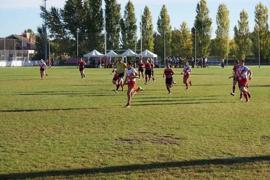 Durante todas las mañanas del pueste festivo se juegan los partidos en los campos de fútbol y rugby de La Vega, en Arroyo de la Encomienda. 
