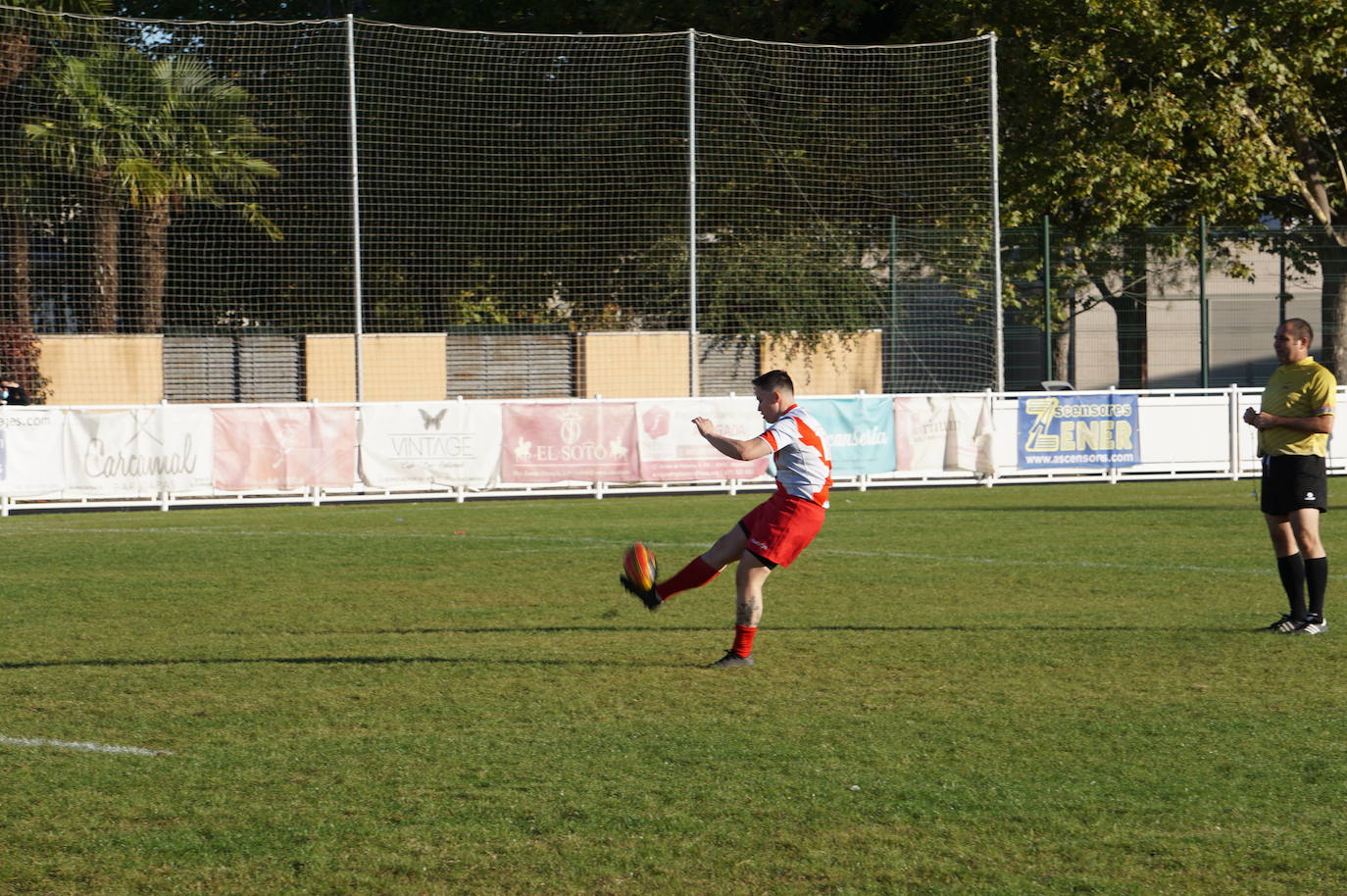 Durante todas las mañanas del pueste festivo se juegan los partidos en los campos de fútbol y rugby de La Vega, en Arroyo de la Encomienda. 