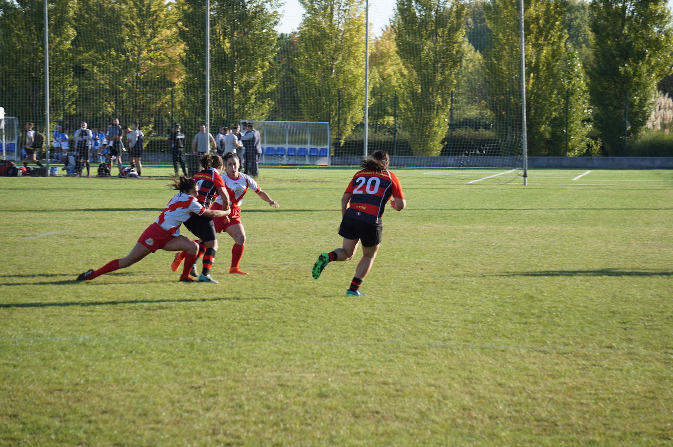 Durante todas las mañanas del pueste festivo se juegan los partidos en los campos de fútbol y rugby de La Vega, en Arroyo de la Encomienda. 