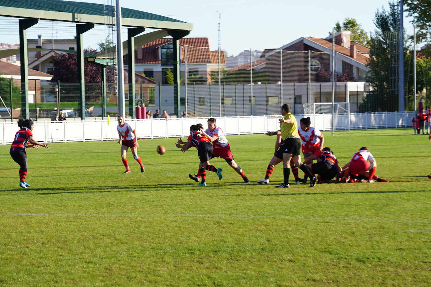 Durante todas las mañanas del pueste festivo se juegan los partidos en los campos de fútbol y rugby de La Vega, en Arroyo de la Encomienda. 
