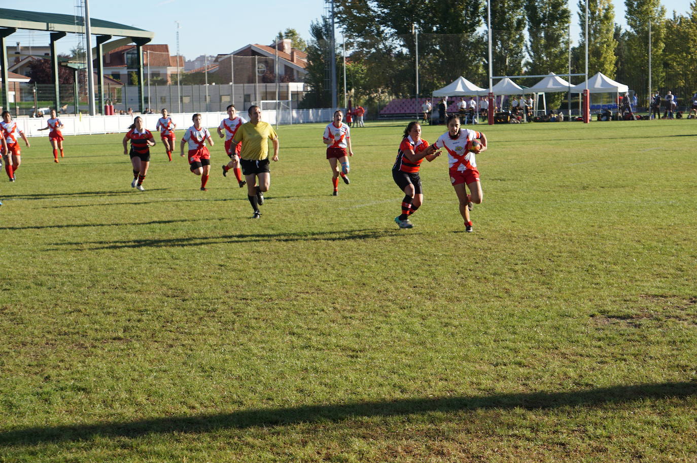 Durante todas las mañanas del pueste festivo se juegan los partidos en los campos de fútbol y rugby de La Vega, en Arroyo de la Encomienda. 