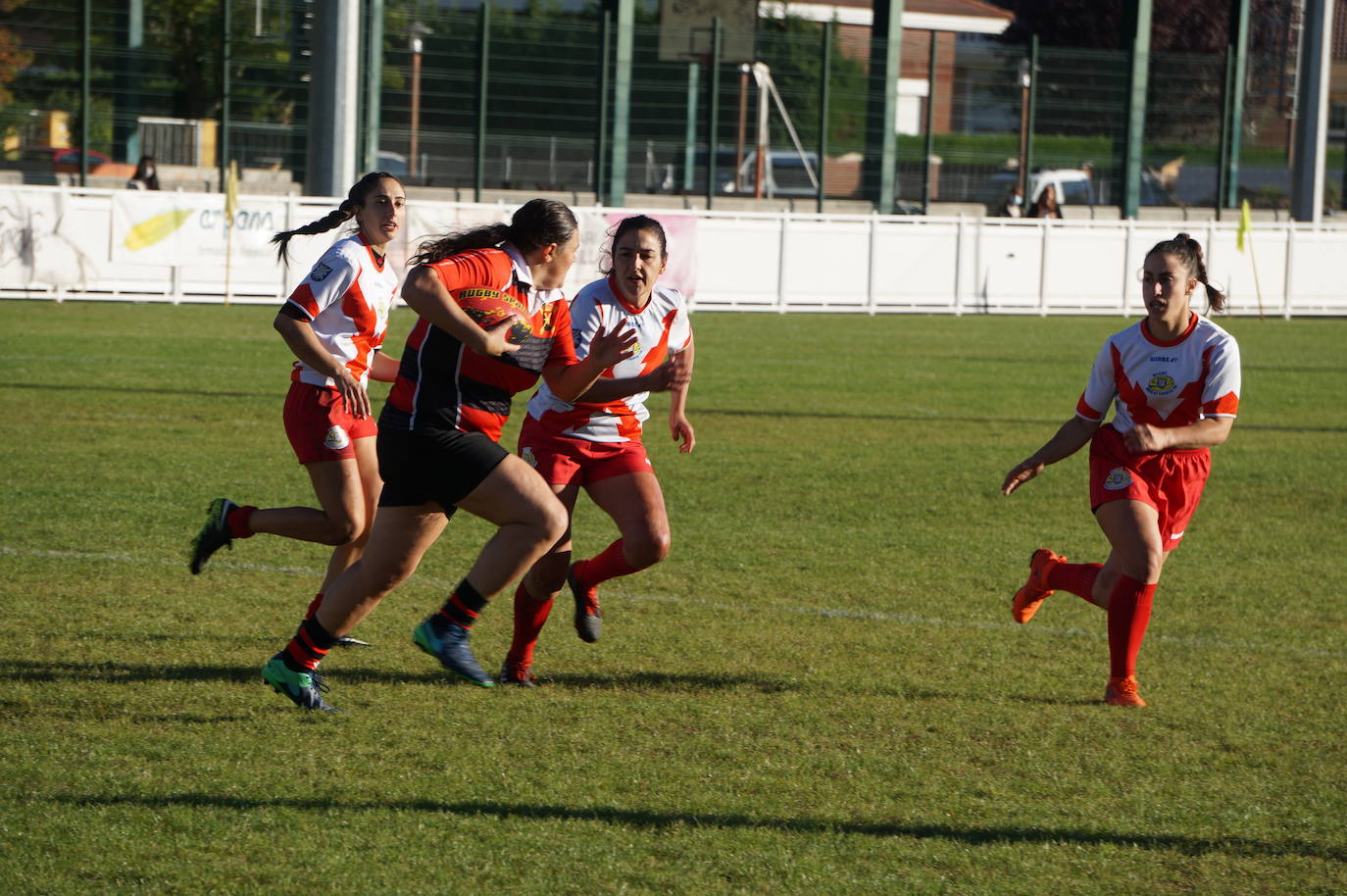 Durante todas las mañanas del pueste festivo se juegan los partidos en los campos de fútbol y rugby de La Vega, en Arroyo de la Encomienda. 