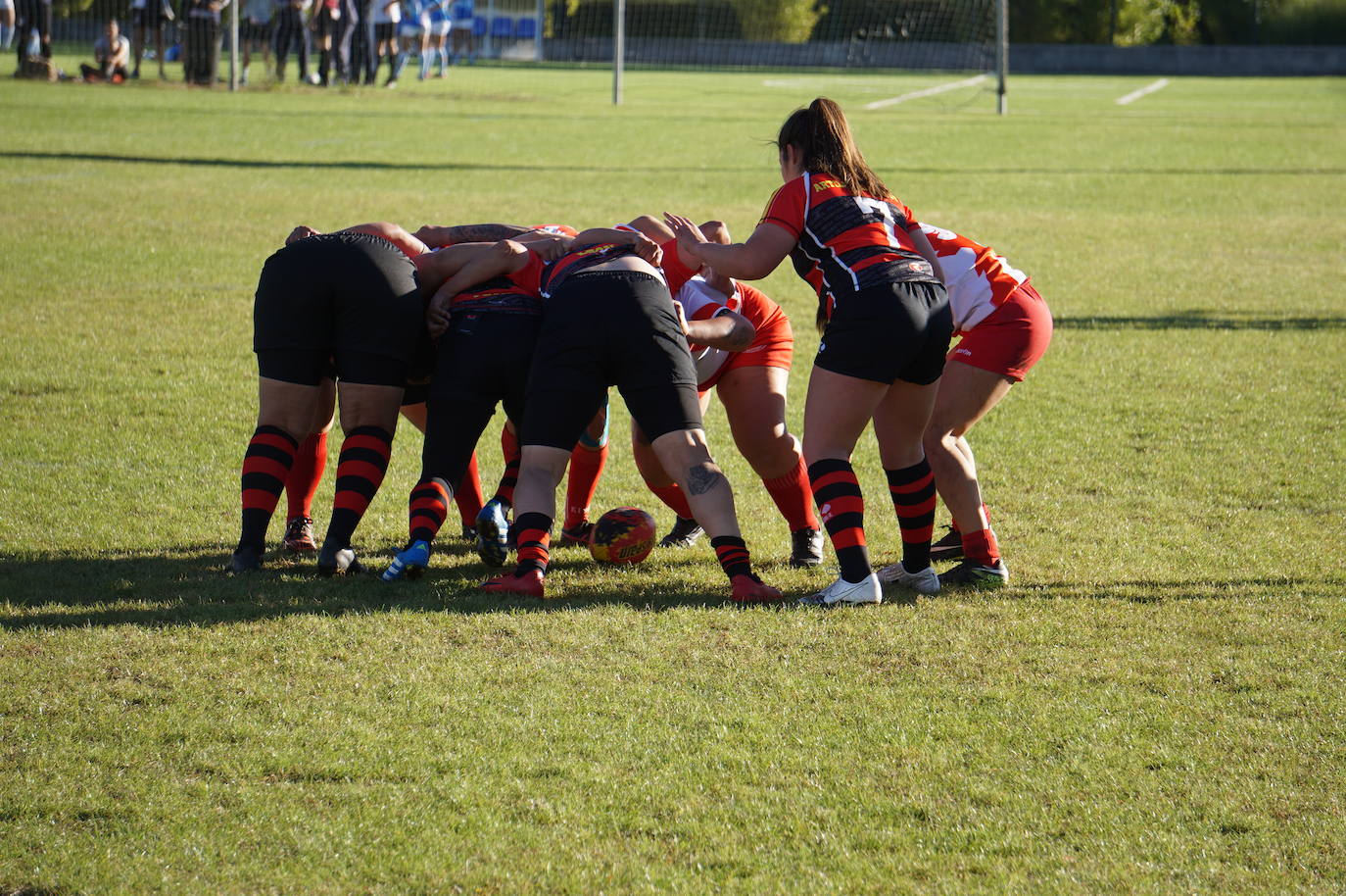 Durante todas las mañanas del pueste festivo se juegan los partidos en los campos de fútbol y rugby de La Vega, en Arroyo de la Encomienda. 
