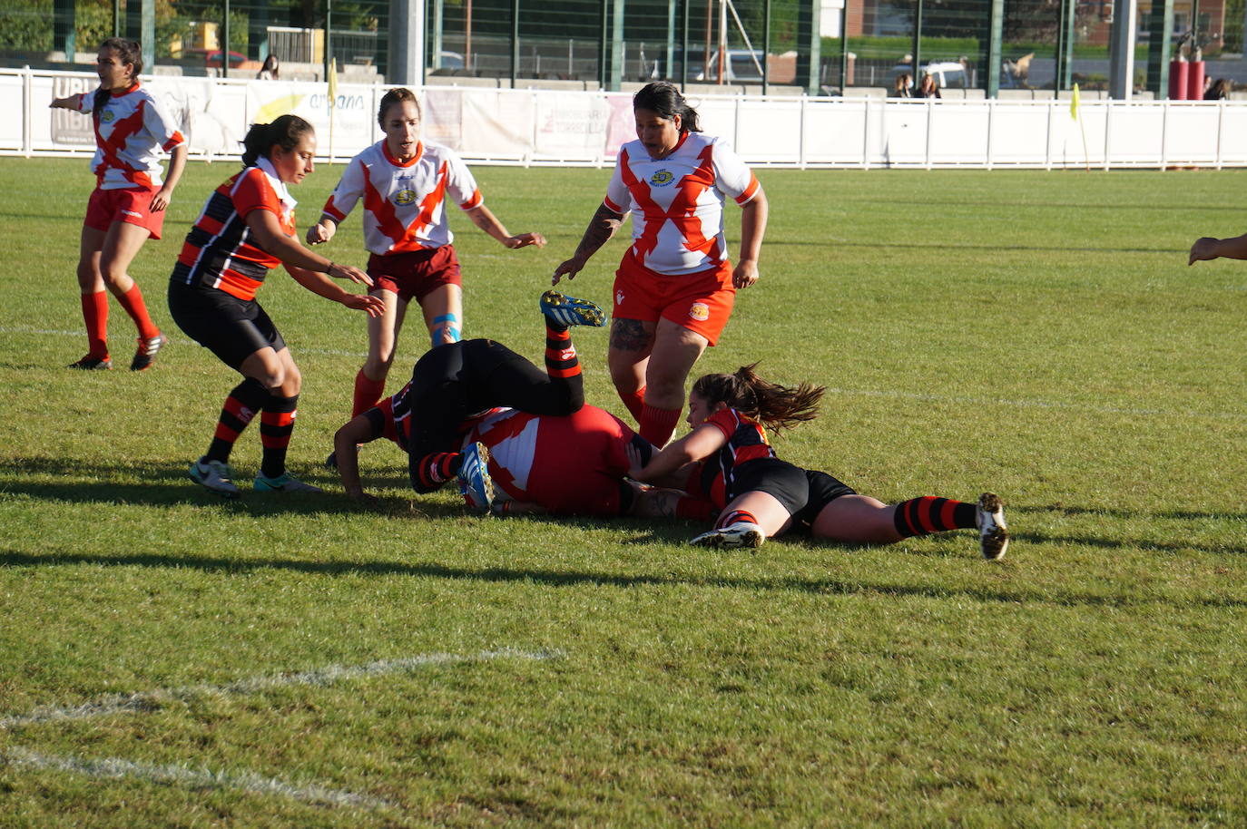 Durante todas las mañanas del pueste festivo se juegan los partidos en los campos de fútbol y rugby de La Vega, en Arroyo de la Encomienda. 