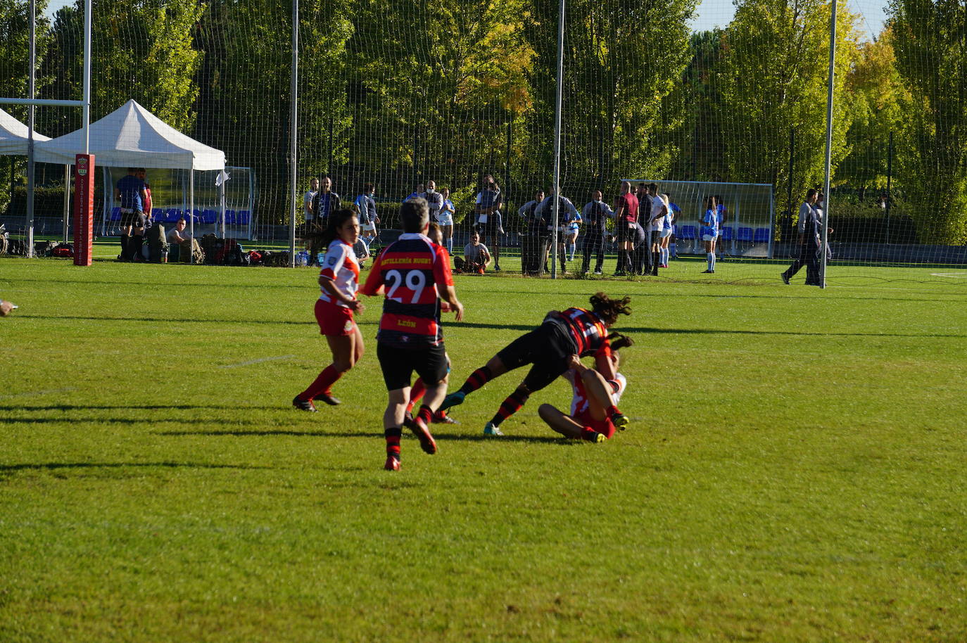 Durante todas las mañanas del pueste festivo se juegan los partidos en los campos de fútbol y rugby de La Vega, en Arroyo de la Encomienda. 