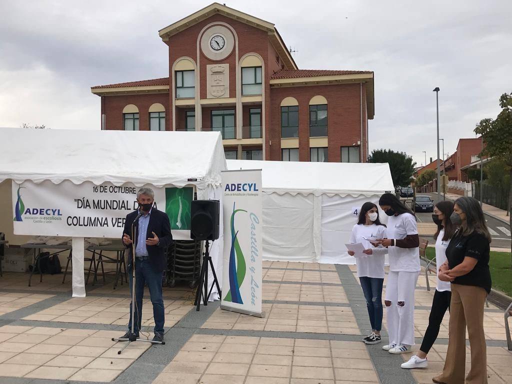 Participantes en la jornada de concienciación y apoyo a ADECYL en Arroyo de la Encomienda. 