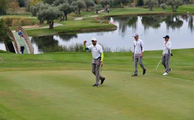 Gesto de satisfacción de uno de los participantes tras embocar en el green. 