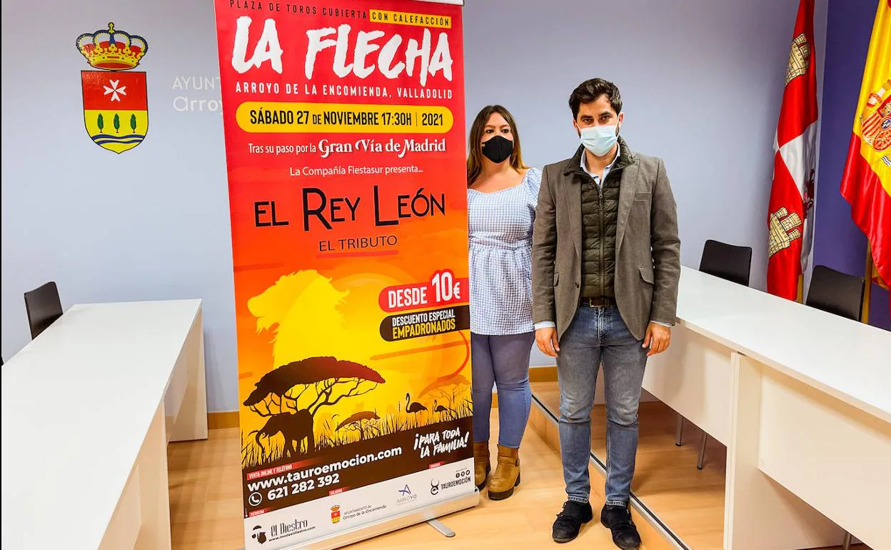 La concejal de Cultura de Arroyo, Ana Sánchez, junto al gerente de Tauroemoción, Nacho de la Viuda, en la prresentación del tributo a El Rey León. 