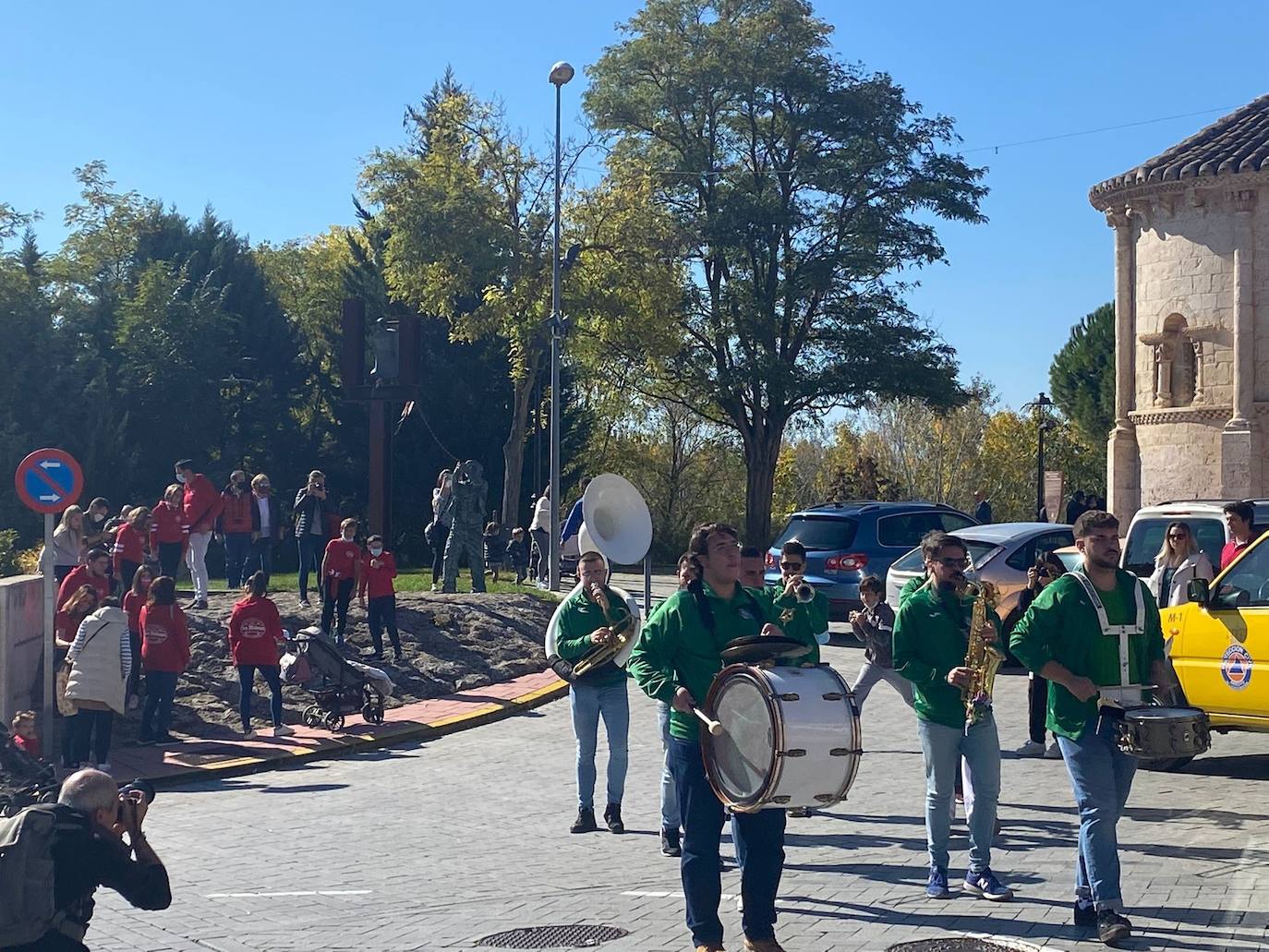 Colorido y alegría en el desfie de peñas de La Flecha y Arroyo. 