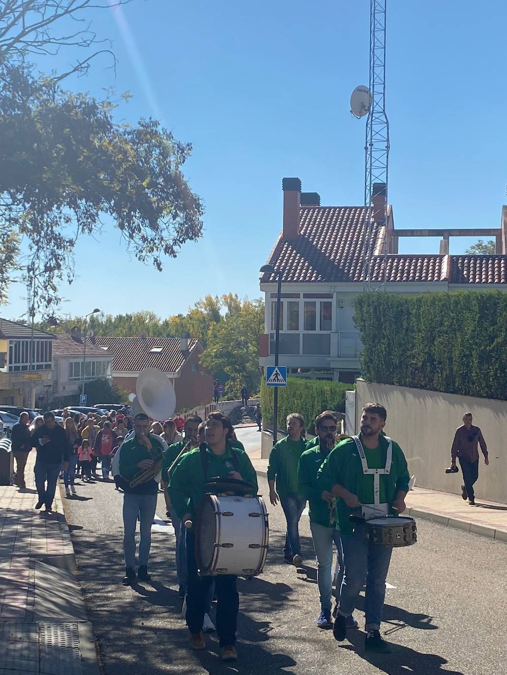 Colorido y alegría en el desfie de peñas de La Flecha y Arroyo. 