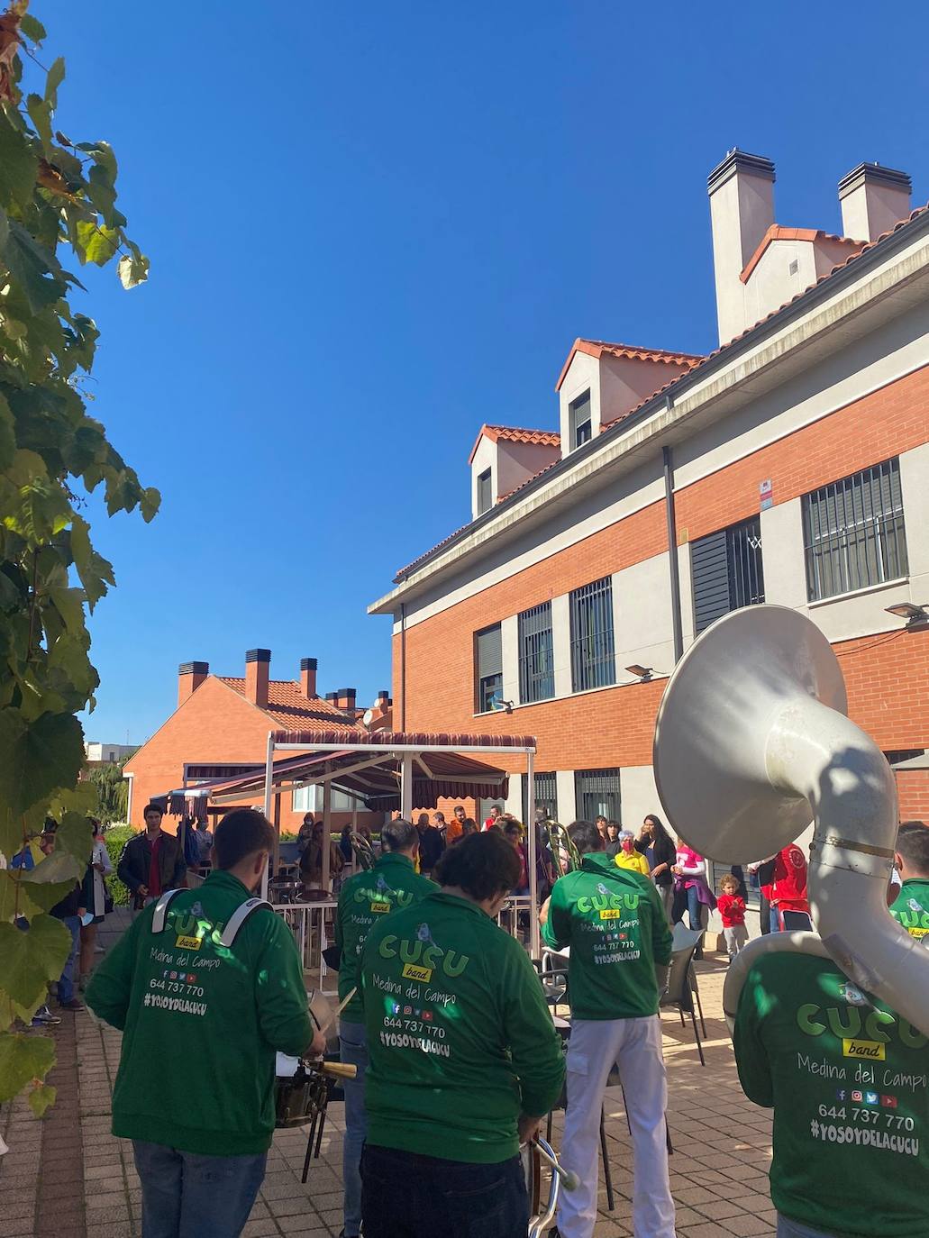 Colorido y alegría en el desfie de peñas de La Flecha y Arroyo. 