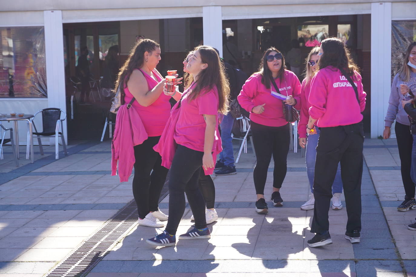 Colorido y alegría en el desfie de peñas de La Flecha y Arroyo. 