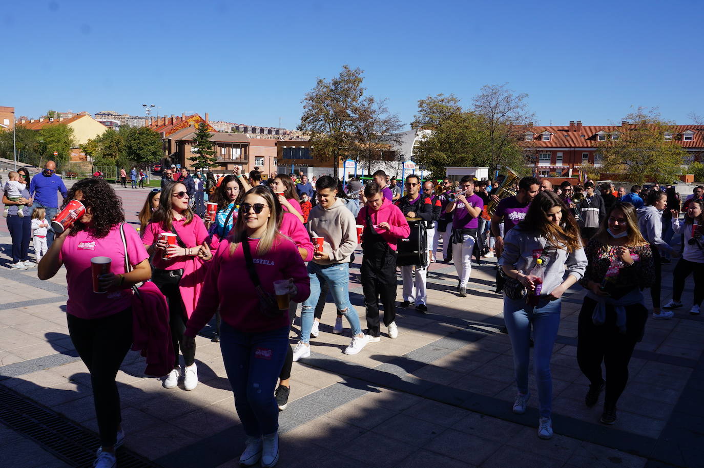 Colorido y alegría en el desfie de peñas de La Flecha y Arroyo. 