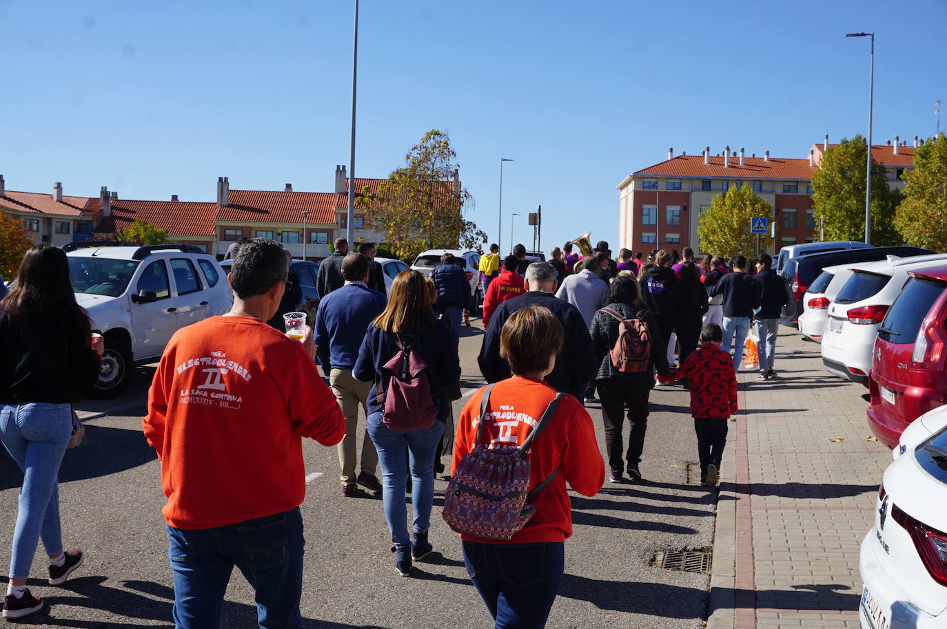 Colorido y alegría en el desfie de peñas de La Flecha y Arroyo. 