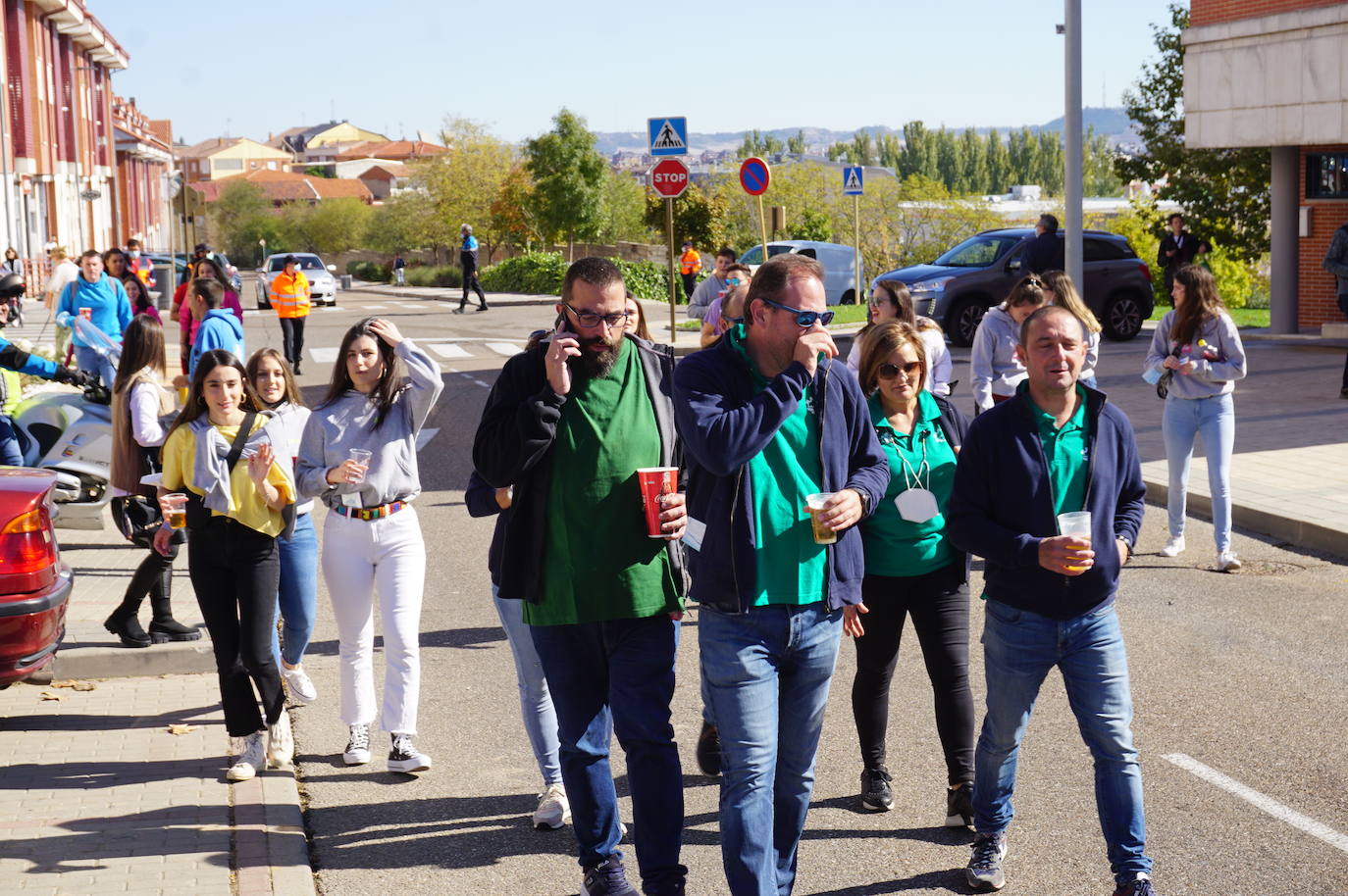 Colorido y alegría en el desfie de peñas de La Flecha y Arroyo. 