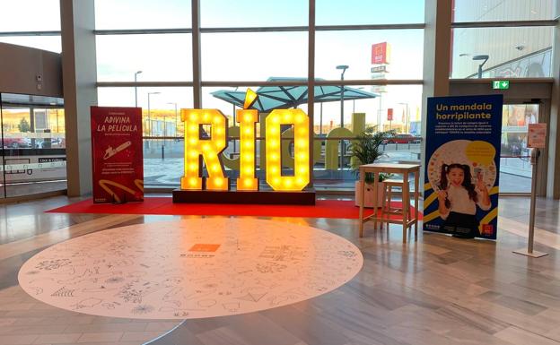 Hall de ecceso a RÍO Shopping decorado con motivo de la celebración de Halloween. 