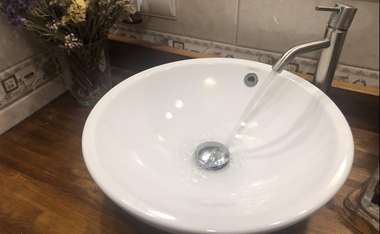 Las familias numerosas de Arroyo verán bonificada la factura de ague potable. 