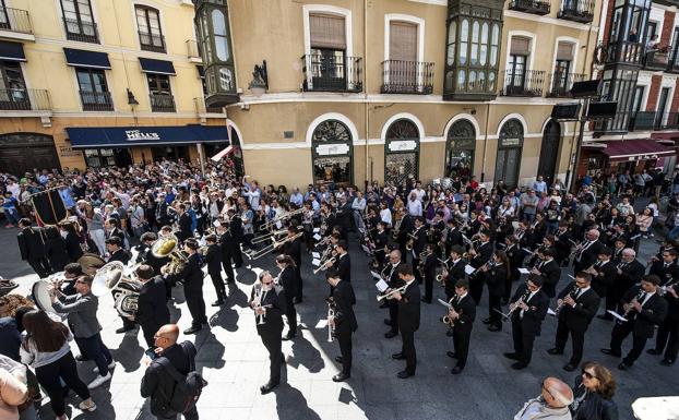 La Sinfónica de Arroyo a su paso por la Catedral de Valladolid. 