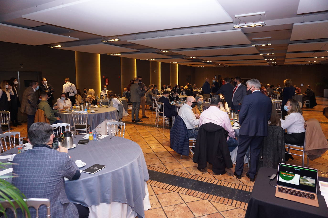 Más de un centenar de empresarios de Arroyo en el evento Hablemos de Negocios. 