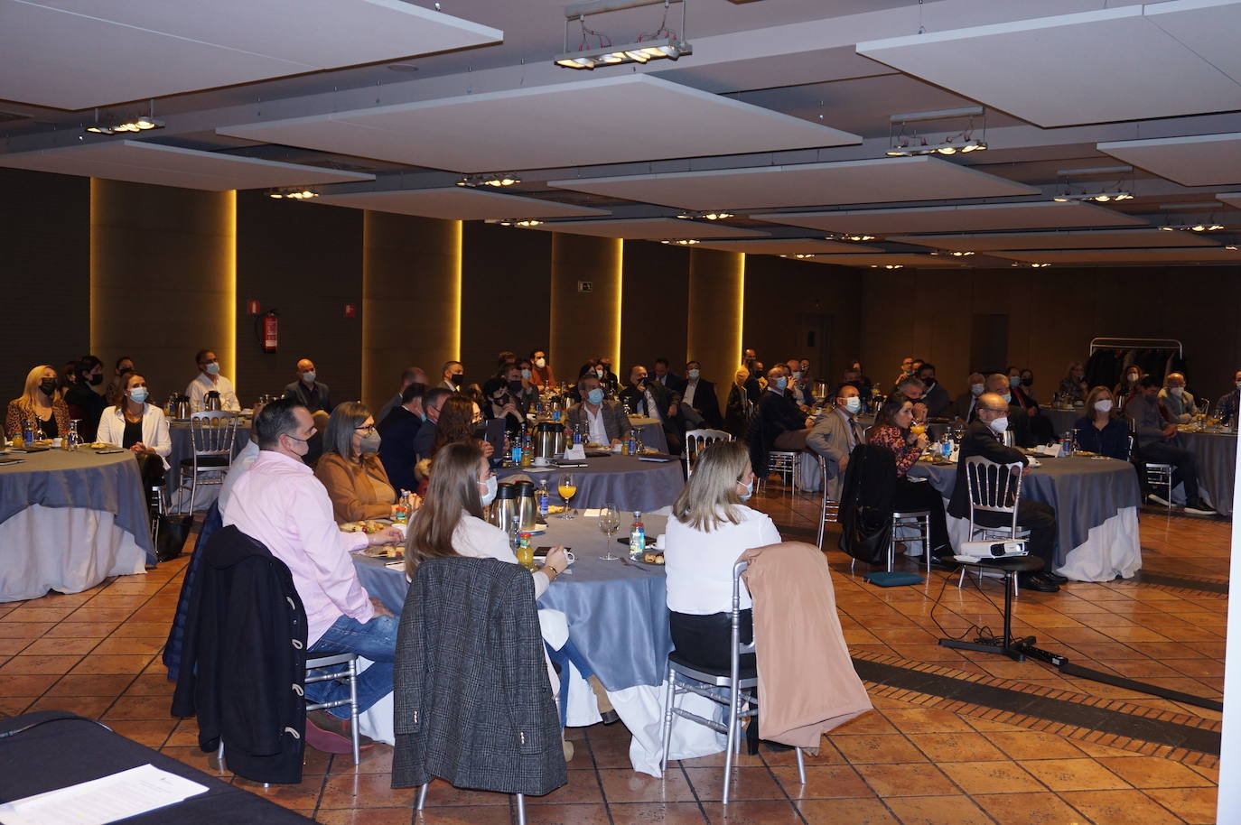 Más de un centenar de empresarios de Arroyo en el evento Hablemos de Negocios. 