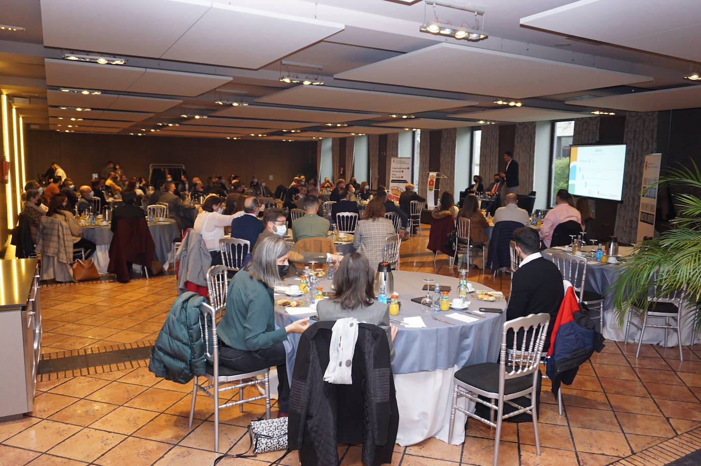 Más de un centenar de empresarios de Arroyo en el evento Hablemos de Negocios. 